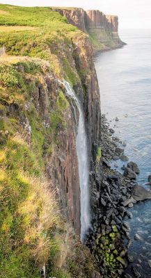 Kilt Rock is a cliff face with rock strata shaped rather like a tartan. Here there is a waterfall which tumbles 200 feet to the sea below.
